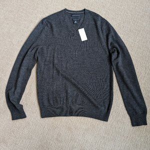 Banana Republic, Men's XS, Merino V Neck Sweater (New with Tags)